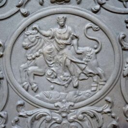 Gusseisenplatte dekorierte “Dame” für den Kamin – Abmessungen cm 80 x 80 h x 2 (dicke)
