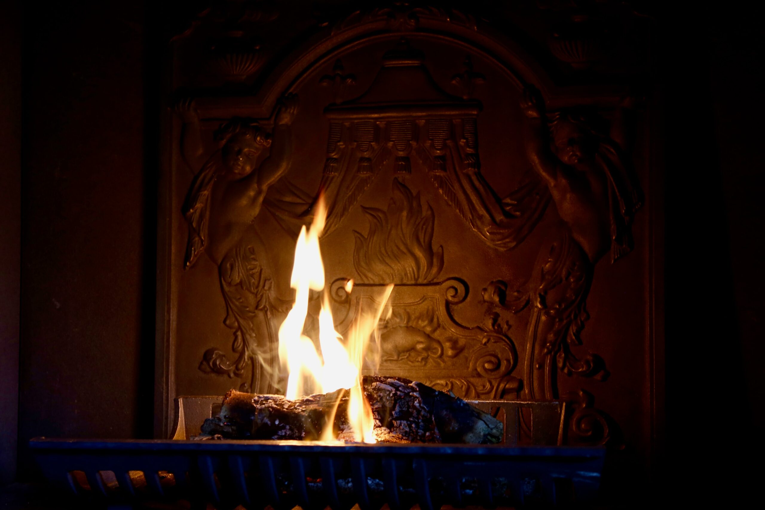 Gusseisenplatte dekorierte "Putti" für den Kamin